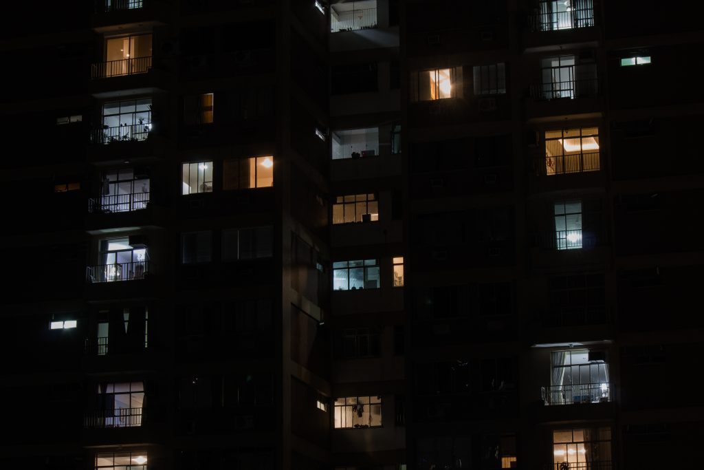 Apartamentos iluminados mostram uma perspectiva interna do isolamento e das restrições em meio à pandemia da covid-19.